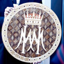 Masis Design presenterte en unik gave: Kronprinsparets monogram som tremosaikk (Foto: Gorm Kallestad / Scanpix)